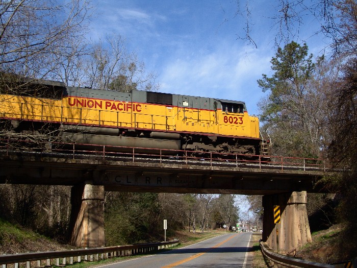 UP 8023 crossing the old ACL/RR highway trestle